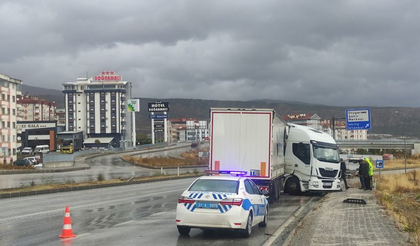 D-100'de makaslayan TIR  trafikte aksamaya sebep oldu