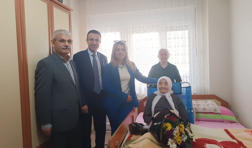 Kaymakam Akpay'dan 106  yaşındaki Zehra nineye ziyaret
