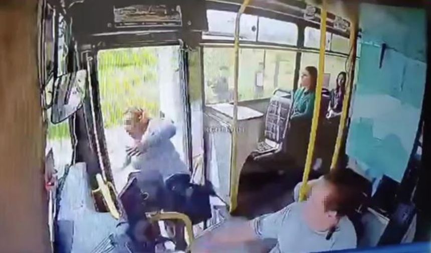 Kapısı açık otobüsten  düşen kadın yaralandı
