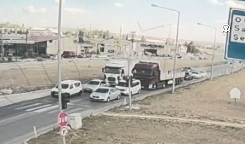 Kırmızı ışıkta duran tıra çarptı! 1 kişinin öldüğü kaza kamerada