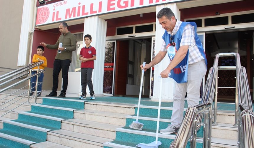 Eğitimcilerden eylem: İl Milli Eğitimin merdivenlerini süpürdüler!