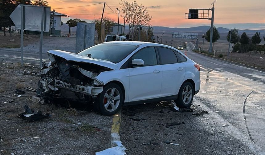 İki otomobil kafa kafaya çarpıştı: 2 yaralı