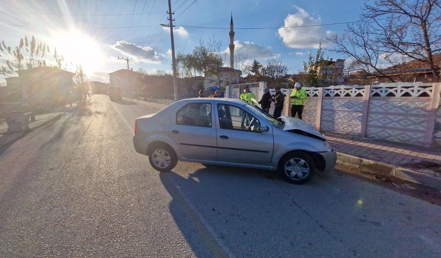 Ağaca çarpan otomobilin  sürücüsü yaralandı