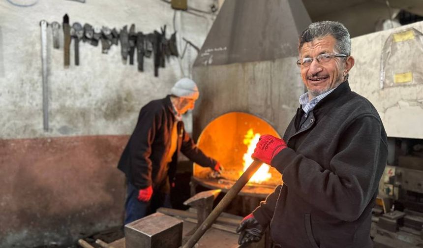 Çorum'un sağır ve dilsiz demirci ustaları 55 yıldır mesleklerini icra ediyor