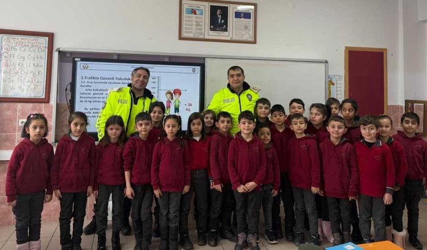 Alaca'da polis ekipleri öğrencilere trafik bilincini aşılıyor
