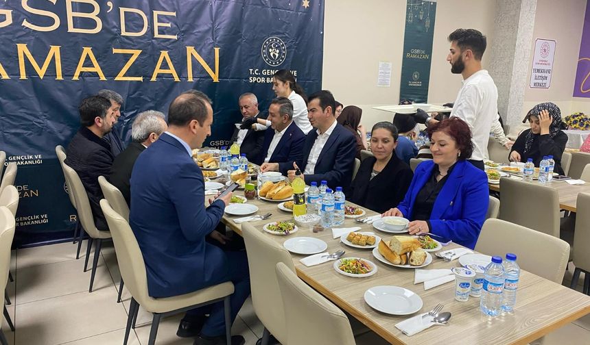 Kaymakam Köksal ve Başkan  Dere öğrencilerle iftar yaptı