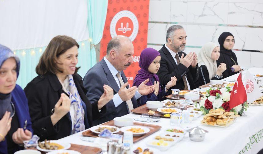 Vali Çalgan ve eşi hafızlık  öğrencileri ile orucunu açtı