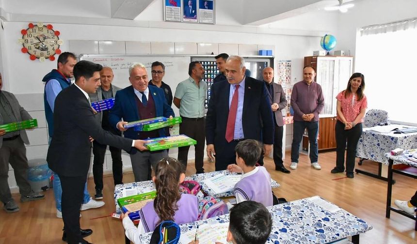 İskilip'te "Şehidimizden Kardeşine Hediye Var Projesi" kapsamında eğitim seti dağıtıldı