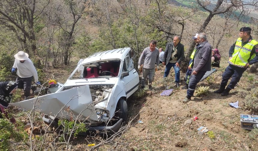 Çorum'da devrilen otomobildeki 3 kişi yaralandı