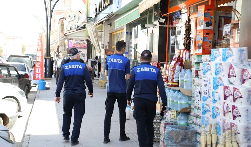 Alaca'da polis kaldırım  işgaline geçit vermiyor