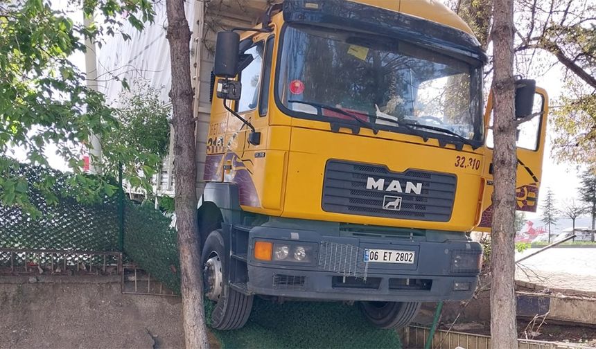 Kamyon Sungurlu Bölge  Trafik’in duvarına çarptı