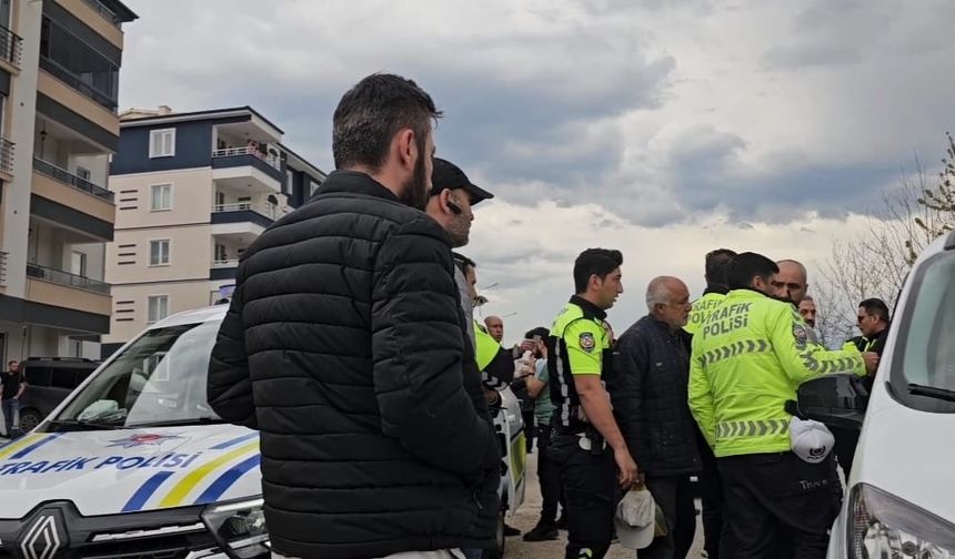Kavgayı ayırmaya çalışan polis yaralandı