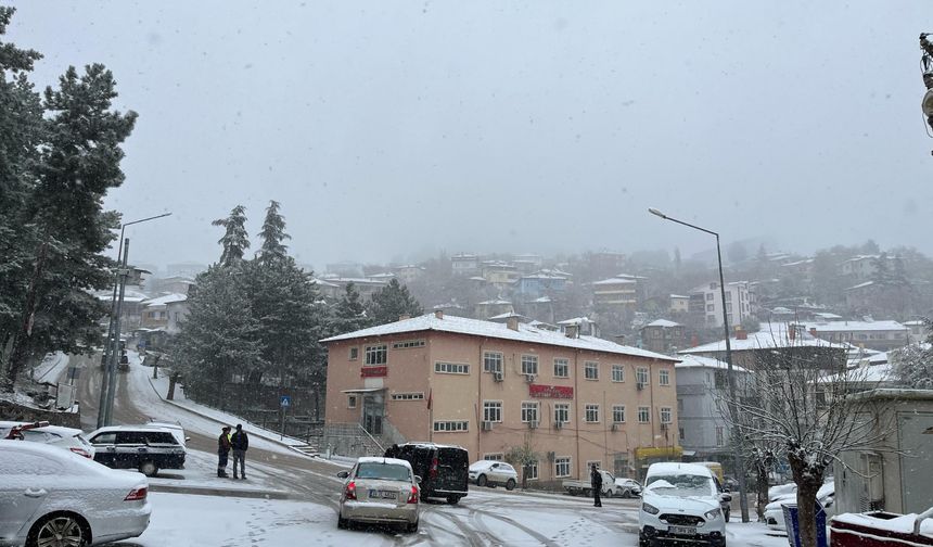 Oğuzlar'da kar yağışı etkili oluyor