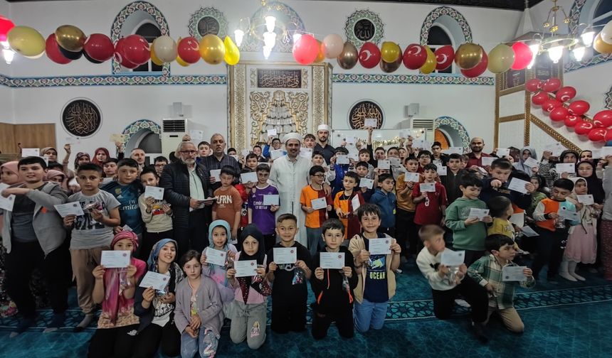 Teravih Namazı’na giden  293 çocuk ödüllendirildi