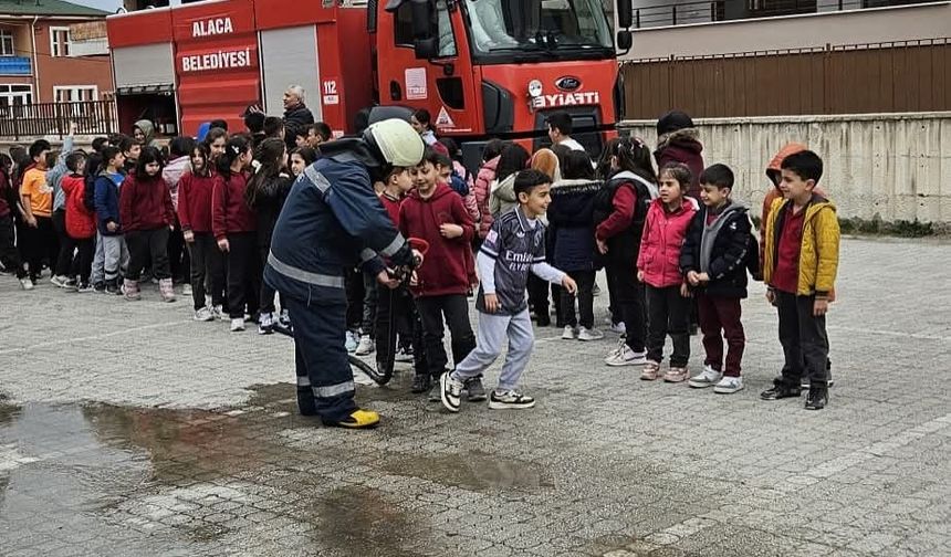 İtfaiye ekiplerinden öğrencilere yangın eğitimi