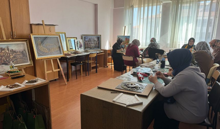 Alaca Halk Eğitim’in Kağıt  Rölyef Kursu ilgi görüyor