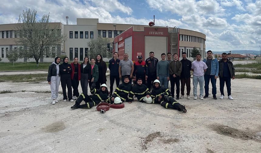 İtfaiye ekiplerinden üniversite öğrencilerine uygulamalı eğitim