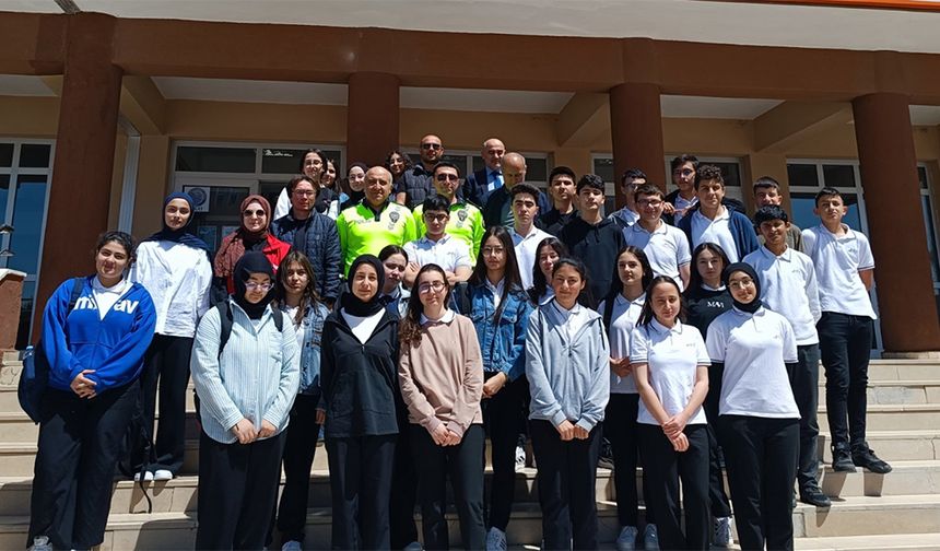 Lise öğrencilerine motosiklet güvenliği semineri