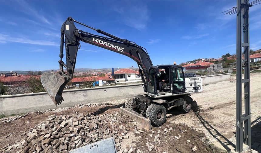 Sungurlu’da yol yapım ve  onarım çalışmaları sürüyor
