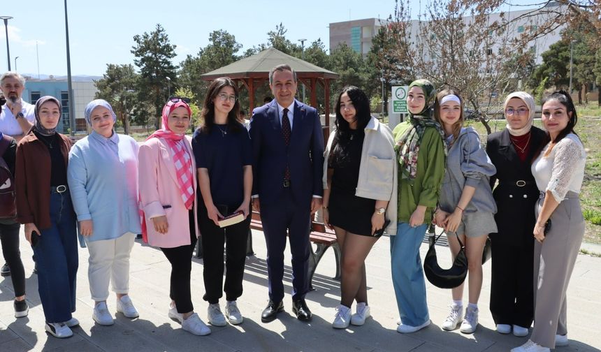 Muhsin Dere üniversite öğrencileri ile buluştu