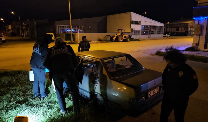 Park halindeki otomobilin parçalarını sökerken yakalandı