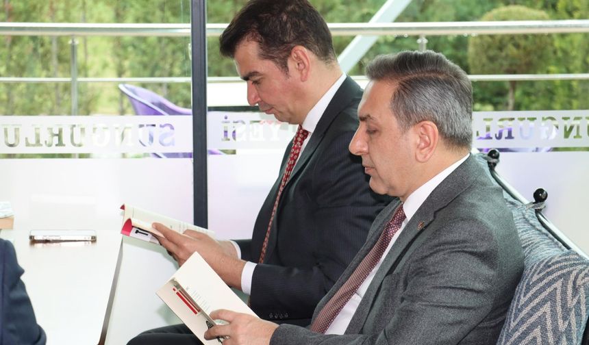 Protokol ile öğrenciler birlikte kitap okudu