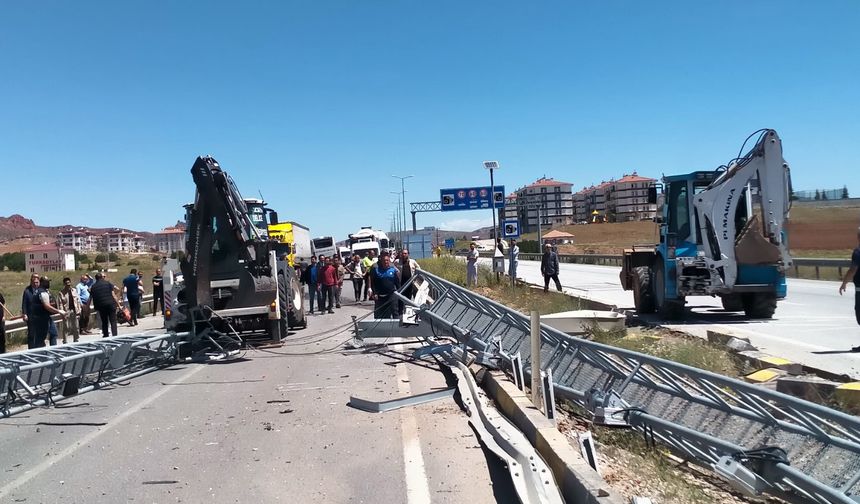 Yolcu otobüsü EDS direğini devirip karşı şeride geçti: 2 yaralı