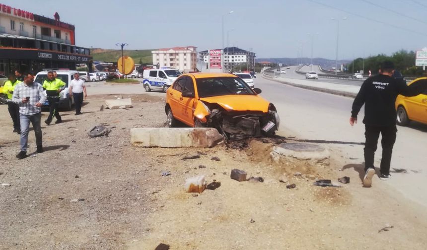 Otomobil bariyerlere çarptı