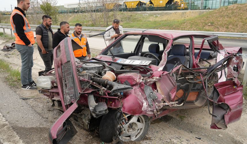 Bariyerlere çarpan otomobil  hurdaya döndü: Karı-koca yaralandı