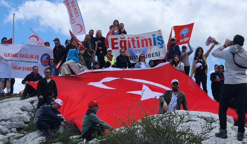 Eğitim-İş’ten Kösedağ’ın zirvesinde renkli kutlama