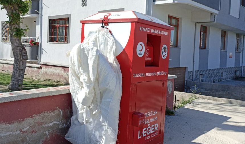 Kızılay’ın kıyafet bağış kutusuna gelinlik bırakıldı