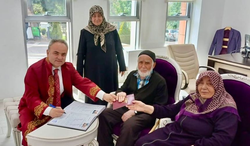 Biri 85 yaşında, biri 80... Yaşlı çift nikah masasına oturdu