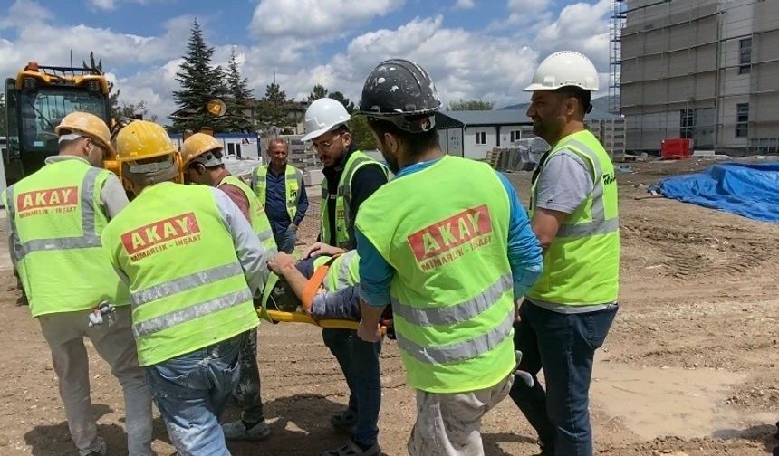 Üzerine iskele düşen genç inşaat işçisi yaralandı
