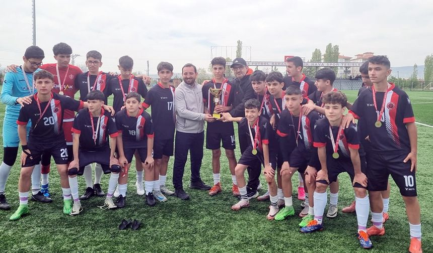 Futbolda B gençlerin şampiyonu Spor Lisesi