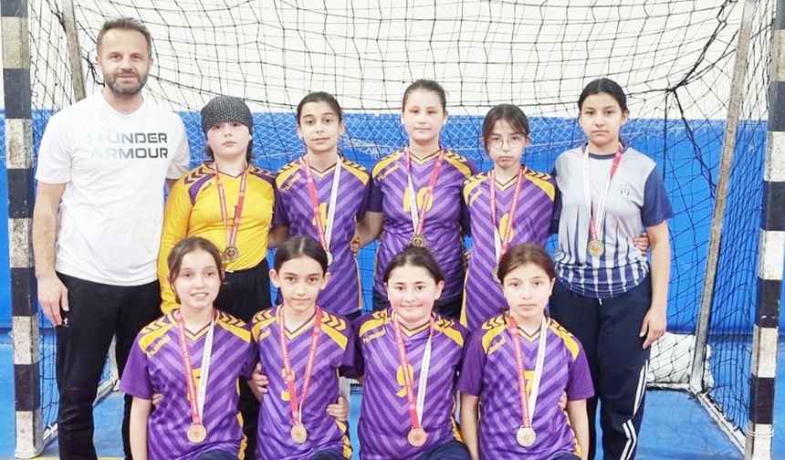 Küçükler futsalda şampiyonluk kupasını İnkilap kazandı