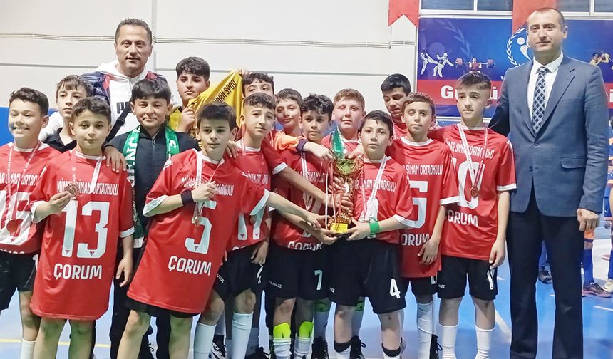 Futsalda küçük erkeklerin şampiyonu Mimar Sinan