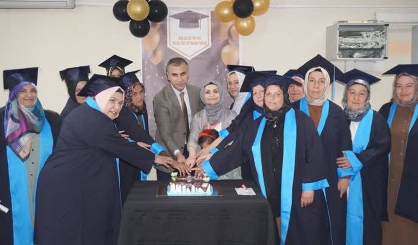Okuma ve yazmayı öğrenen  anneler cübbe giyip kep attı