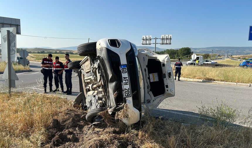 Hafif ticari araç ile otomobil  çarpıştı, 7 kişi yaralandı