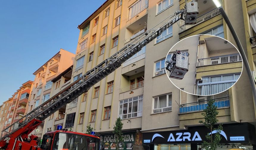 Balkon filesine takılan güvercini itfaiye kurtardı