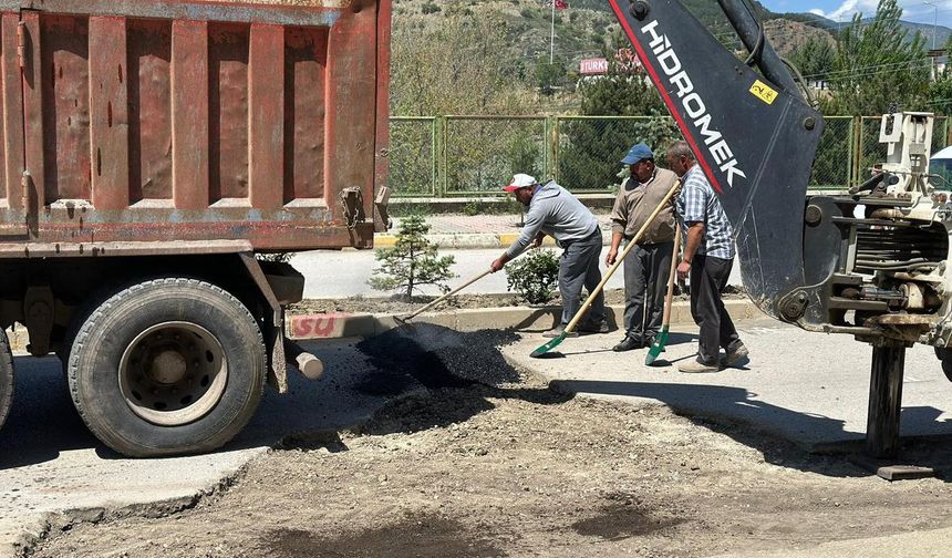 İskilip Belediyesi ekipleri asfalt onarımlarına başladı