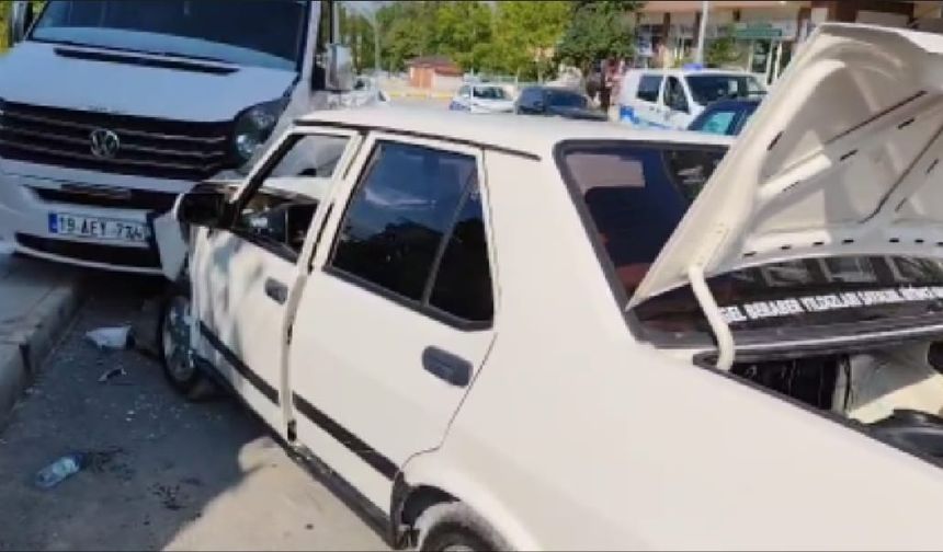 Çorum'da alkollü sürücü park halindeki araca çarptı: 1’i bebek 3 yaralı