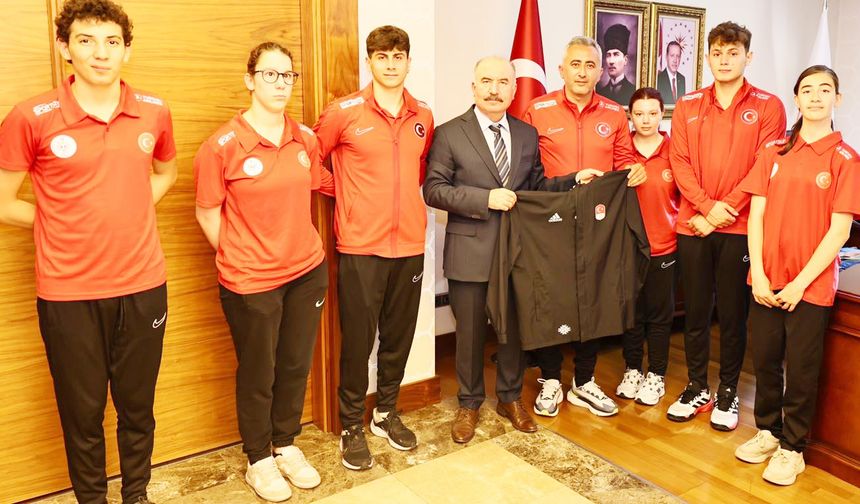 Özel yüzücülerden Vali Çalgan’a ziyaret