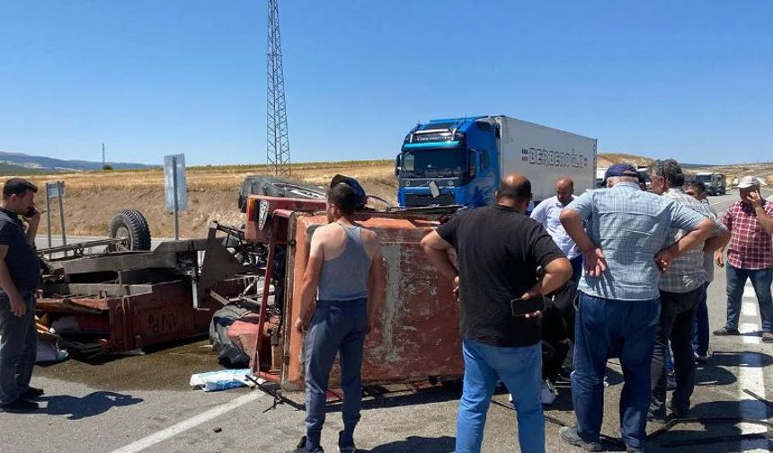 Kamyon ile traktör  çarpıştı: Yol kapandı"