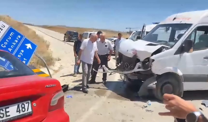 Mecitözü yolunda otomobil ile minibüs çarpıştı 4 yaralı