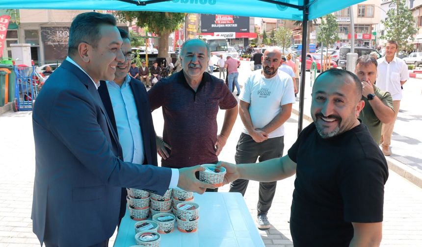 Başkan Dere aşure dağıttı