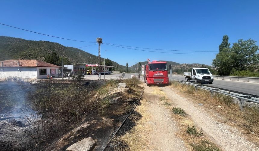 Akaryakıt istasyonu yanında  çıkan örtü yangını  büyümeden söndürüldü