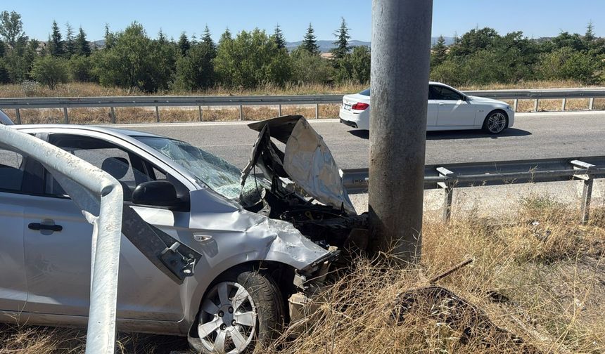 Otomobil bariyerlere çarptı: 1 yaralı