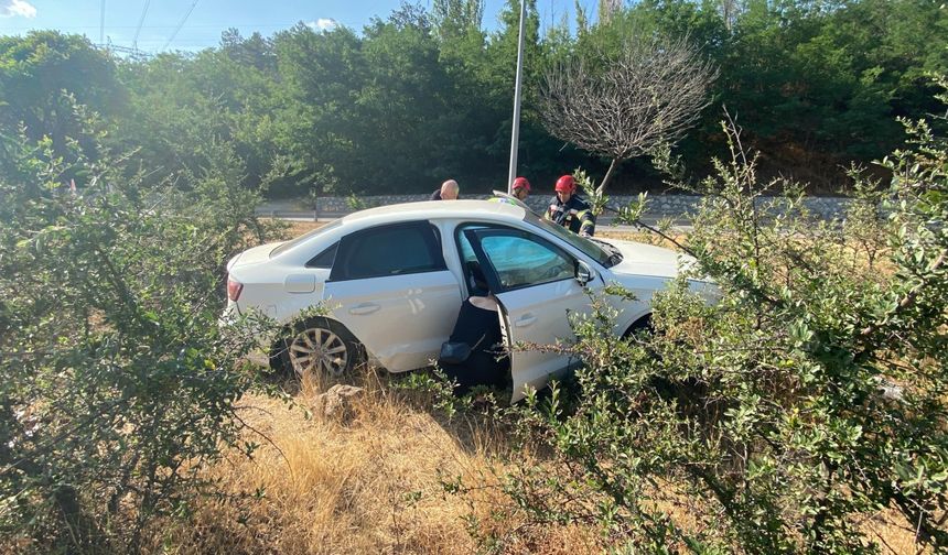 Yol kenarındaki bordür  taşlara çarptı: 2 yaralı
