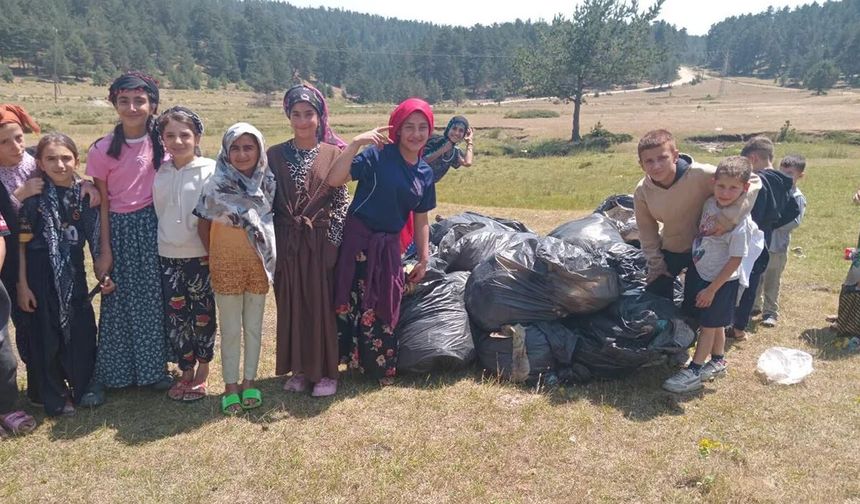 Minik eller temiz bir  çevre için iş başında