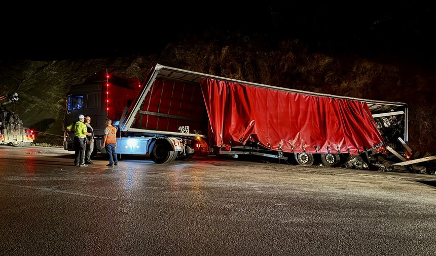 Şarampole devrilen  TIR ulaşımı aksattı